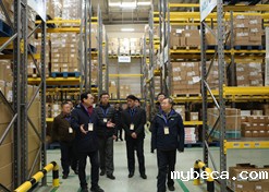 A photo taken on Jan 24, 2020 shows Liu Jingzhen, Sinopharm chairman and secretary of the CPC Sinopharm committee, along with Deputy General Manager Hu Jianwei, inspecting the Beijing Logistics Center of CMDC under Sinopharm Holding.