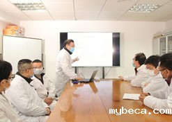 In 2020, the China State Institute of Pharmaceutical Industry worked hard to control the COVID-19 pandemic with solidarity and cooperation. The photo shows researchers from the Shanghai Institute of Pharmaceutical Industry conducting technical research on anti-COVID-19 drugs.